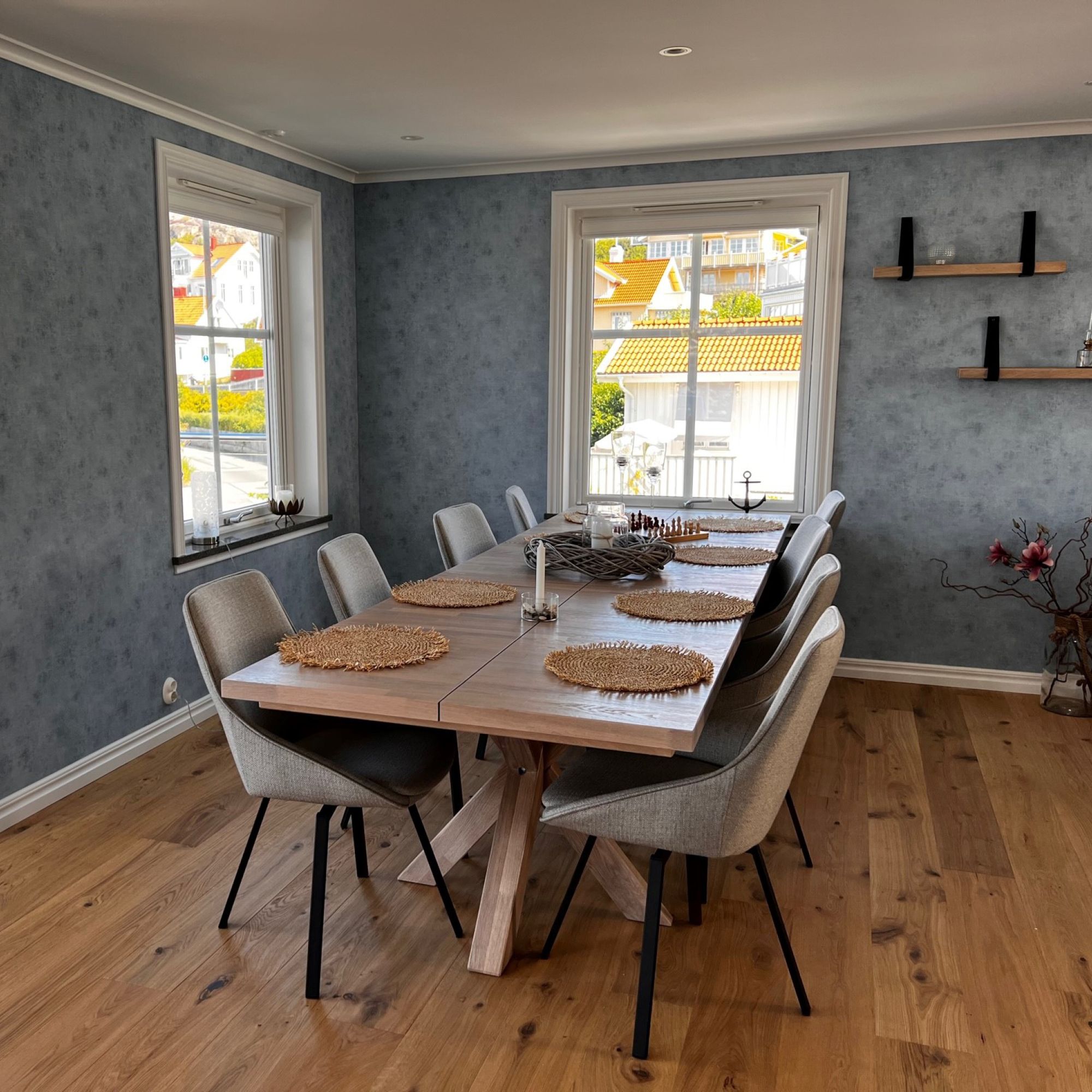 U etagini kotarib dumbasini korsatdi.